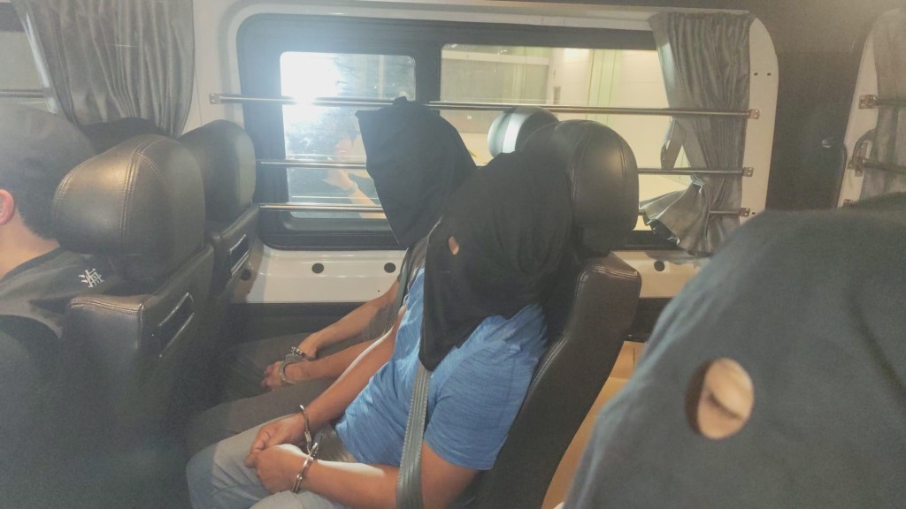 行動中,6名男女被捕,當中2人持外國護照。 行動中,6名男女被捕,當中2人持外國護照。