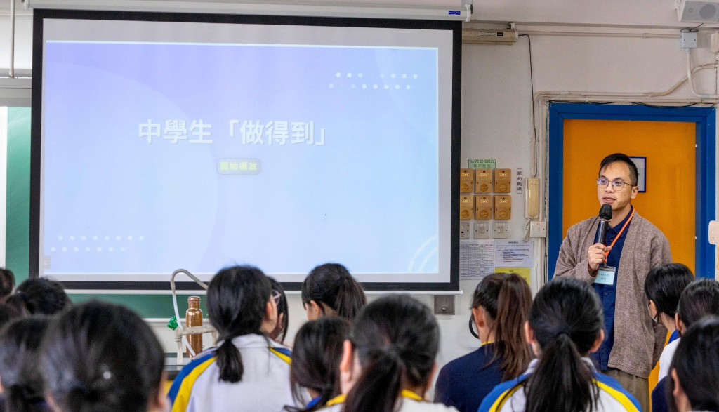 計劃教授同學為心臟驟停患者施行心肺復甦法及使用自動心臟除顫器。 計劃教授同學為心臟驟停患者施行心肺復甦法及使用自動心臟除顫器。