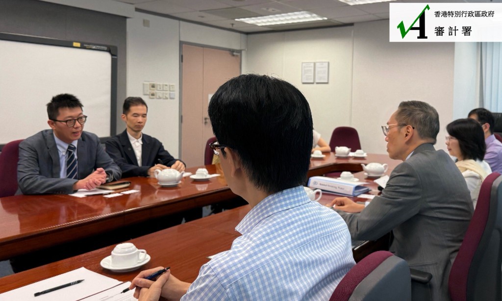 審計署帳目審計科今日下午與物流署署長等人員會面。審計署fb