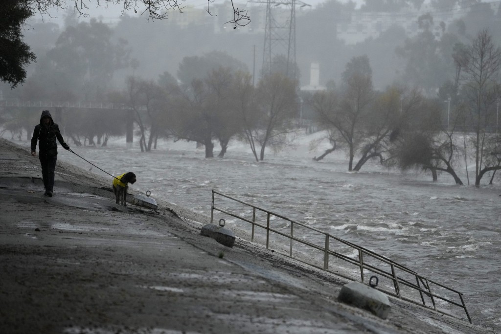 洛杉磯河水在風暴下暴漲。美聯社