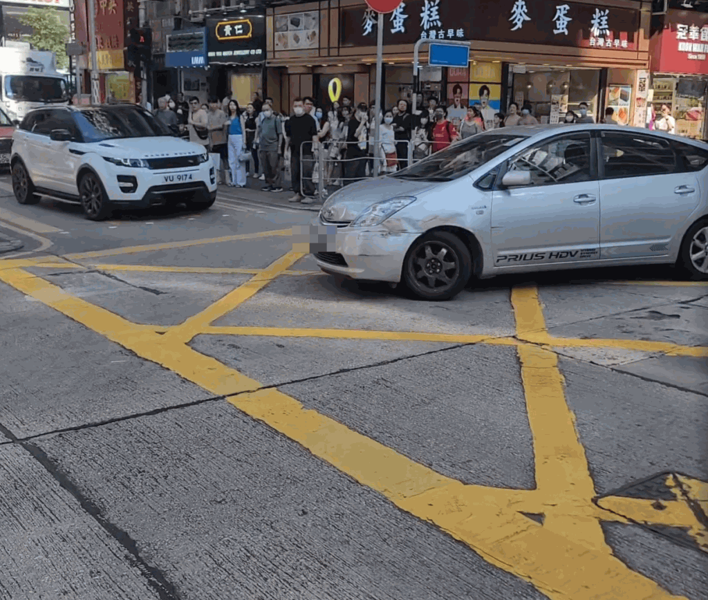 私家車倒回彌敦道。fb：馬路的事討論區