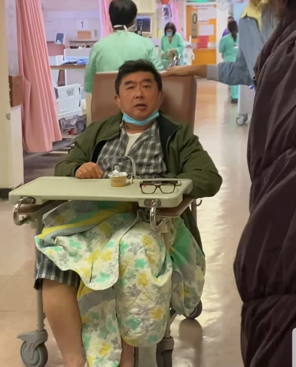 姜濤早前在社交網透露爸爸因中風入院，他指姜爸情況大有好轉，叫大家不用擔心。