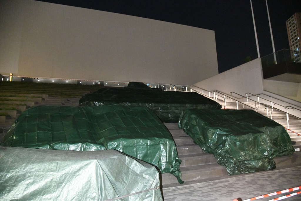 东九文化中心外的LED玫瑰花海被盖上帆布。