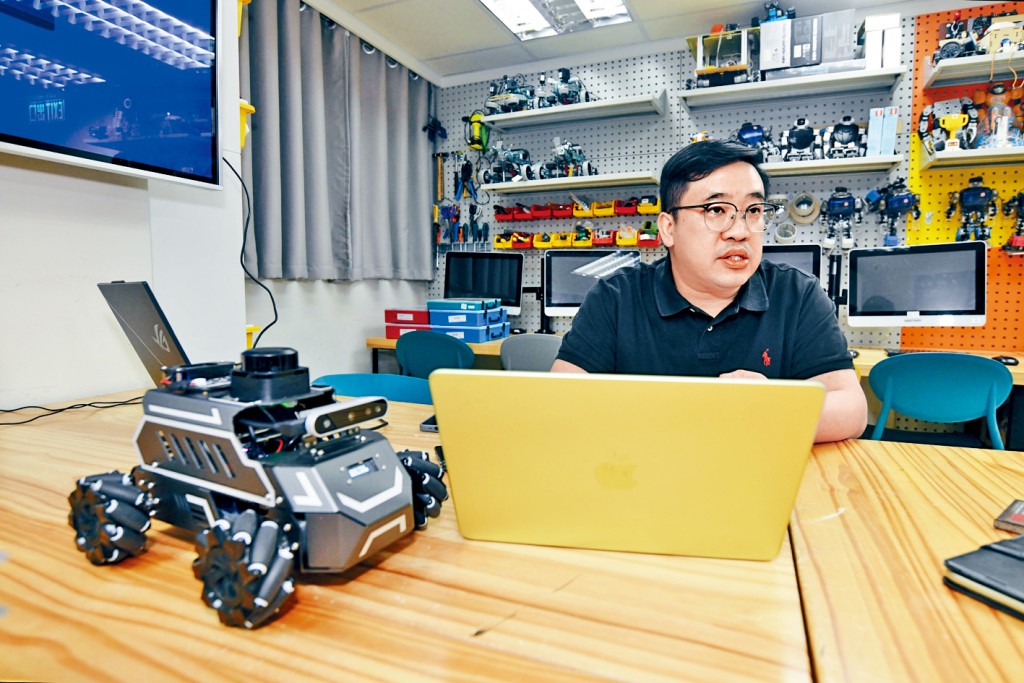 香港機械人學院總監邱嘉俊表示，懂得使用AI和不懂使用AI人士的差距會越來越大。