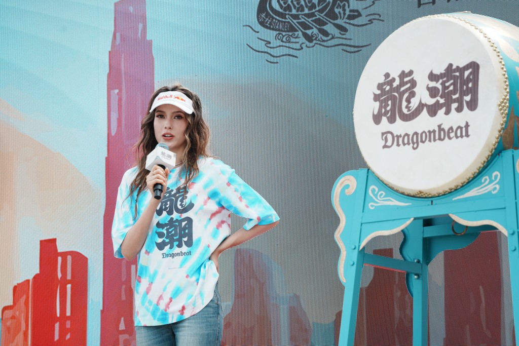 她指龍舟文化流傳至今,更成功走向世界,展現了中華民族的拼搏精神與正能量。 她指龍舟文化流傳至今,更成功走向世界,展現了中華民族的拼搏精神與正能量。