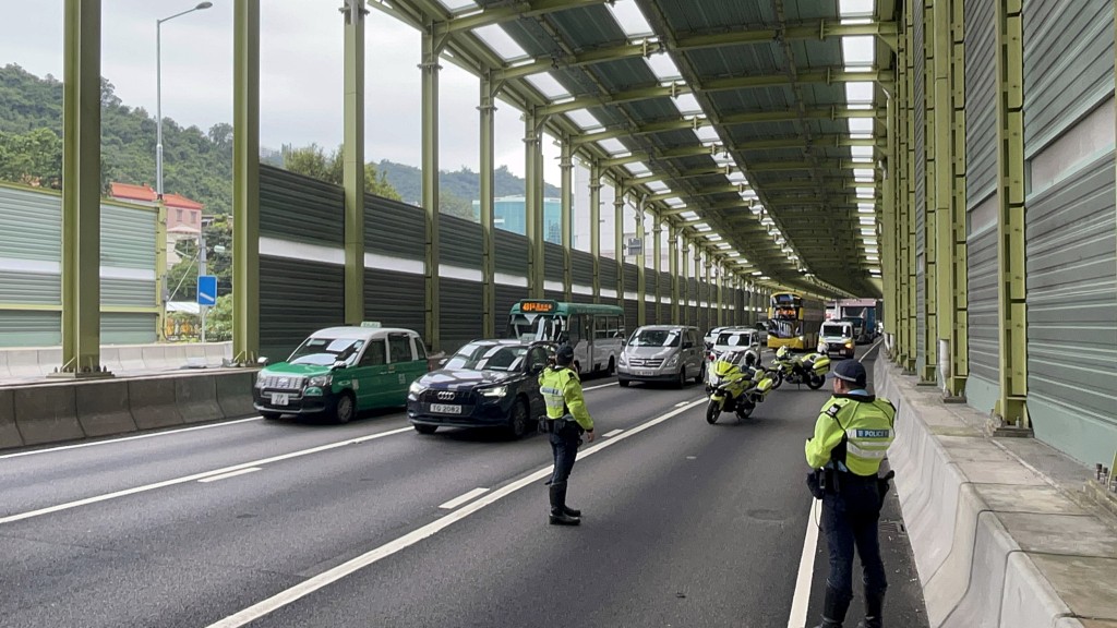 現場交通受阻。楊偉亨攝