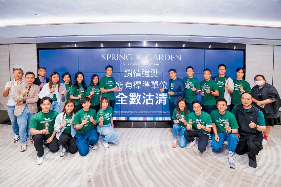 会德丰地产黄光耀（后排右六）表示，SPRING GARDEN短短一周沽清标准户。