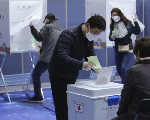 南韓今日(15日)舉行第21屆國會議員選舉。AP圖