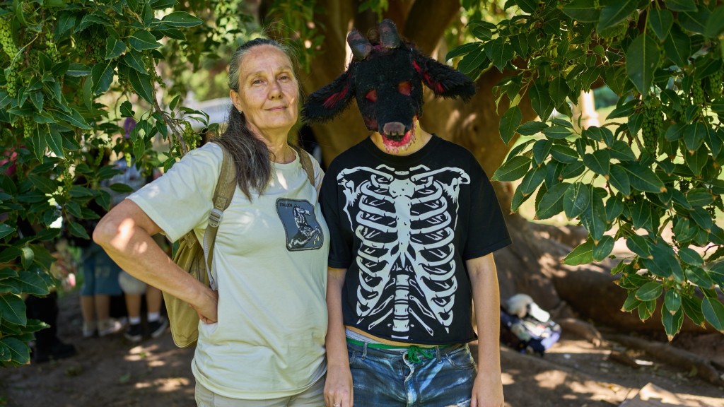 有家长持开放态度，陪自我认同是山羊的女儿出席阿根廷“兽人”聚会。 美联社