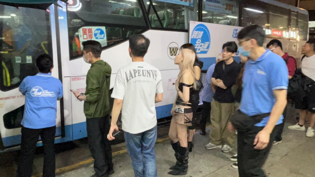 周一凌晨約有40名旅客排隊候車,輪候約15分鐘後,旅客已陸續上車。蔡楚輝攝 周一凌晨約有40名旅客排隊候車,輪候約15分鐘後,旅客已陸續上車。蔡楚輝攝