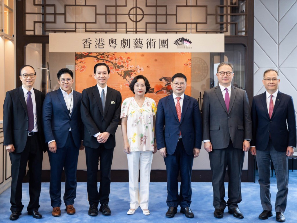 香港粵劇藝術團舉辦開幕酒會，創辦人何陳婉珍博士（中）宣布捐款予都大成立「何陳婉珍粵劇研藝中心」。（圖片來源：香港都會大學）