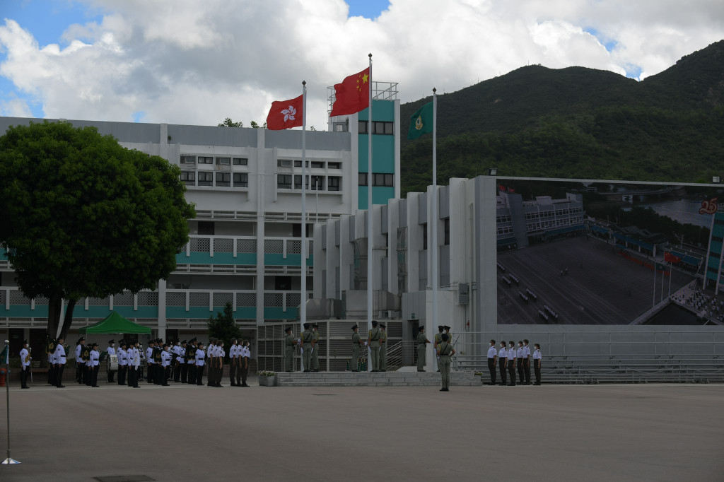 海關護旗方隊以中式正步走向升旗台，舉行升旗儀式。