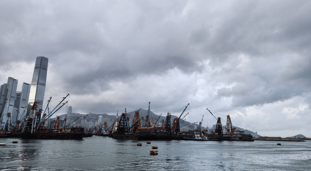 本港地區今日大致多雲，有驟雨及幾陣狂風雷暴，初時雨勢有時頗大。黎志偉攝