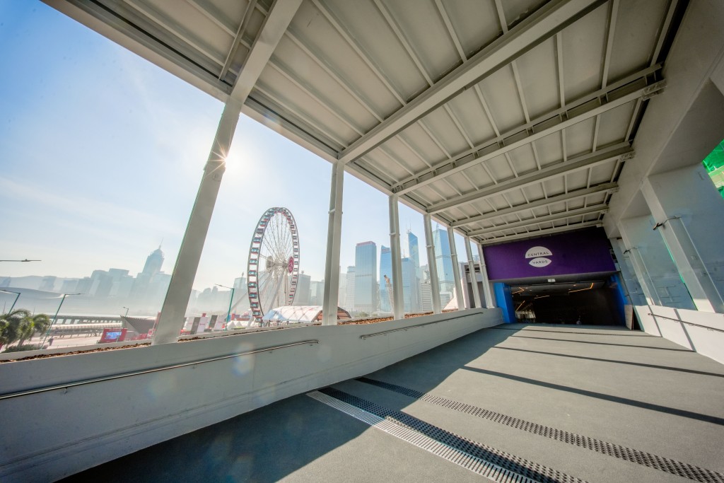 行人通道臨近中環碼頭部分採用半開放式設計。 行人通道臨近中環碼頭部分採用半開放式設計。