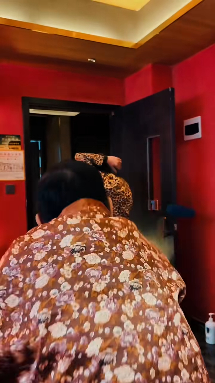 當趙永洪要為二人按摩時,李國麟馬上脫下拖鞋並將其扔向趙永洪。 當趙永洪要為二人按摩時,李國麟馬上脫下拖鞋並將其扔向趙永洪。