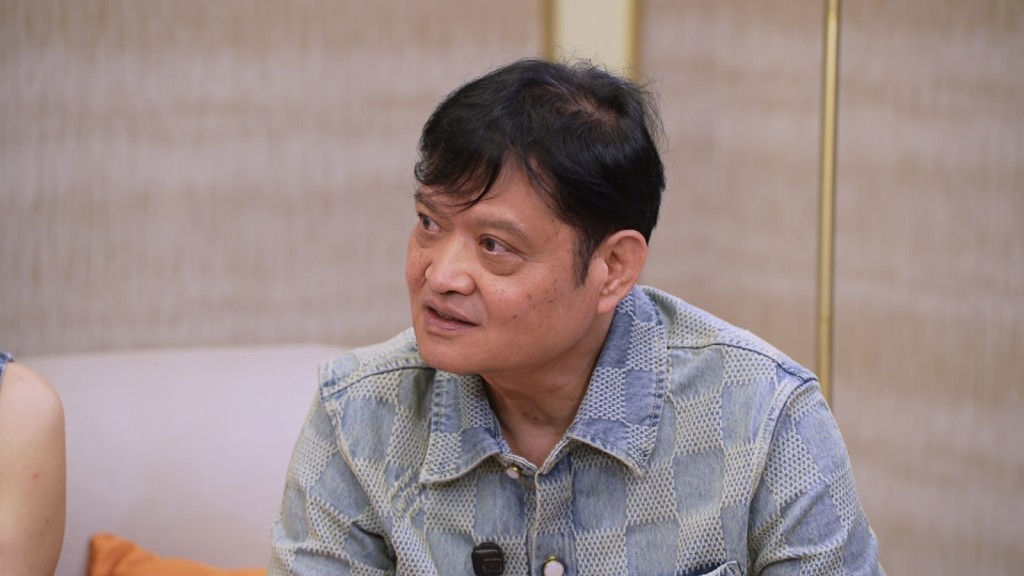 Jackson父親王銳基聽到兒子為父母創作《Sophie Ricky》,十分感動。 Jackson父親王銳基聽到兒子為父母創作《Sophie Ricky》,十分感動。