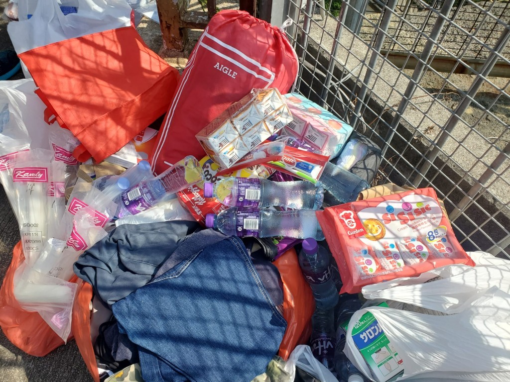 現場有人不斷運送物資。