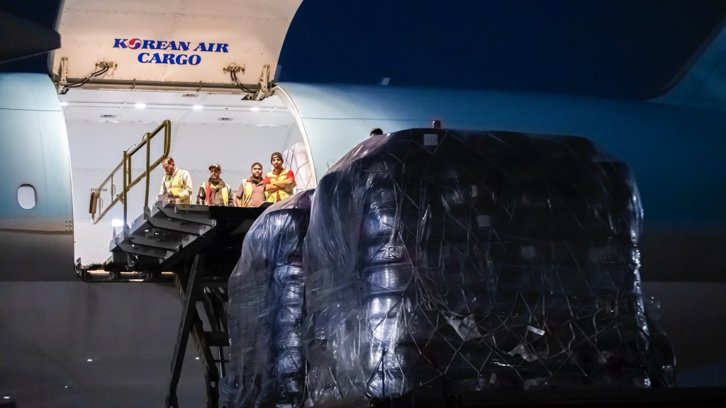 墨西哥關稅｜墨西哥出口商在哈利斯科州一個機場裝運貨物。 路透社