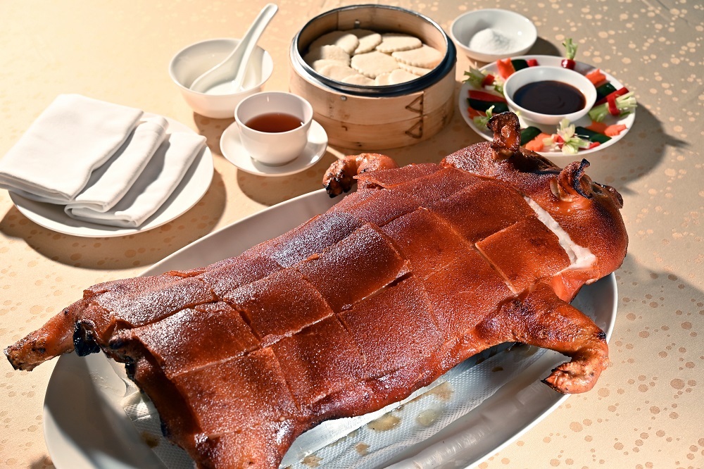 大红片皮乳猪 （$2,000/全体），自家调校的腌酱风味独特，提升肉香不会太浓郁，加上人手明火烧脆更滋味。