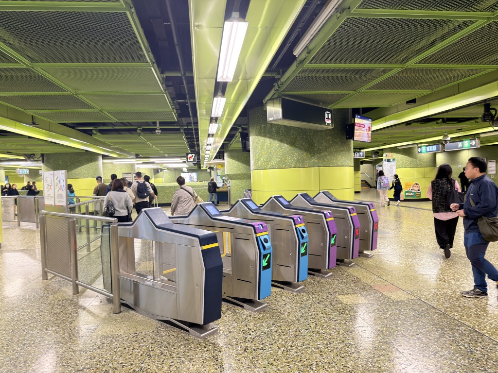 事故期间港岛线上环站至鲗鱼涌站列车服务暂停，其后恢复正常。