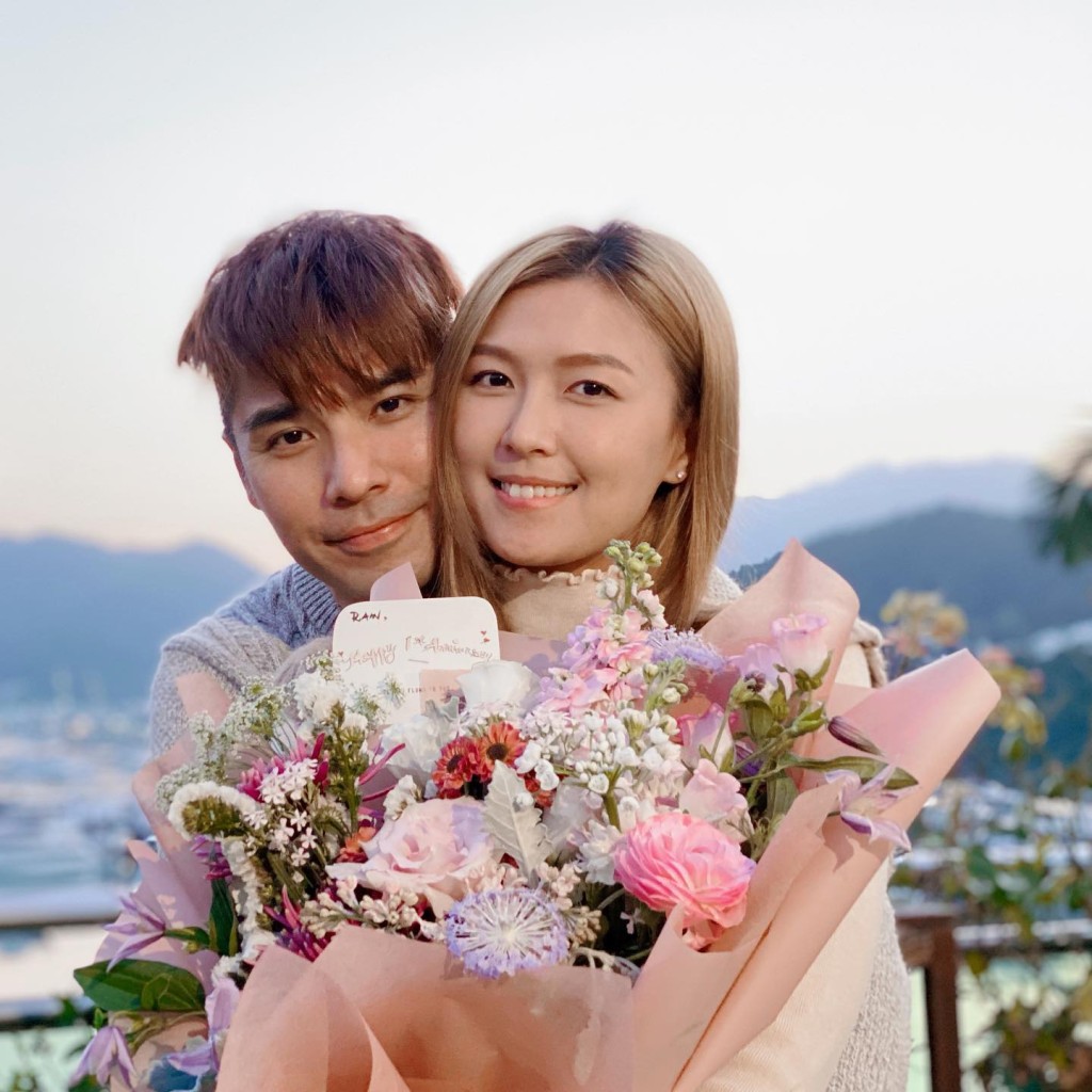 姜文杰慶祝結婚一周年。