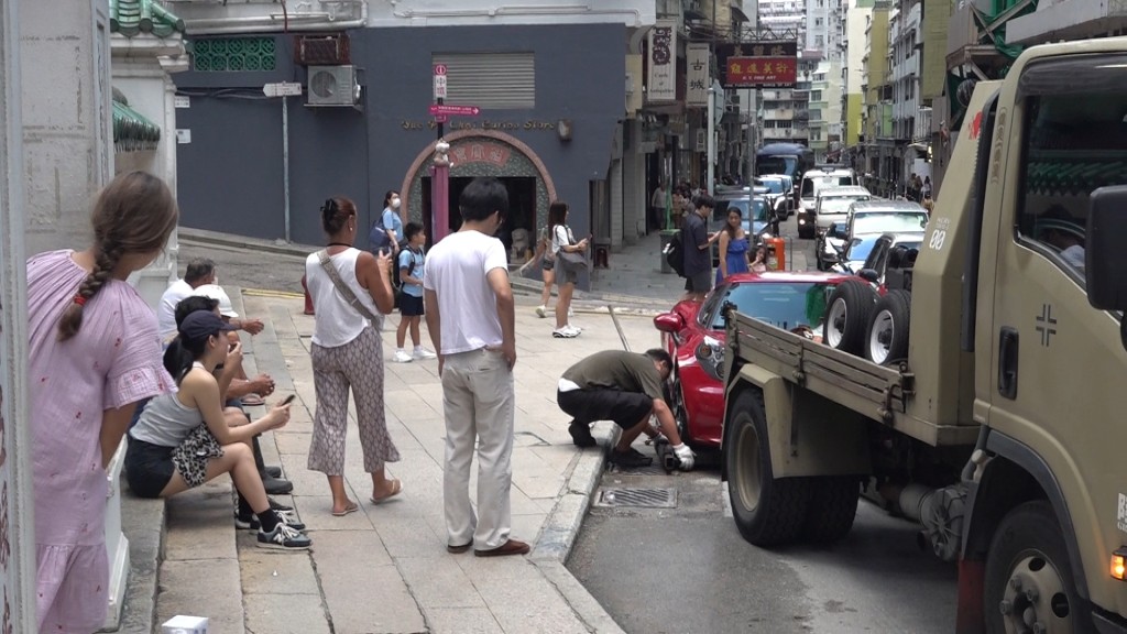 林作望實拖車師傅做嘢，好緊張愛車。