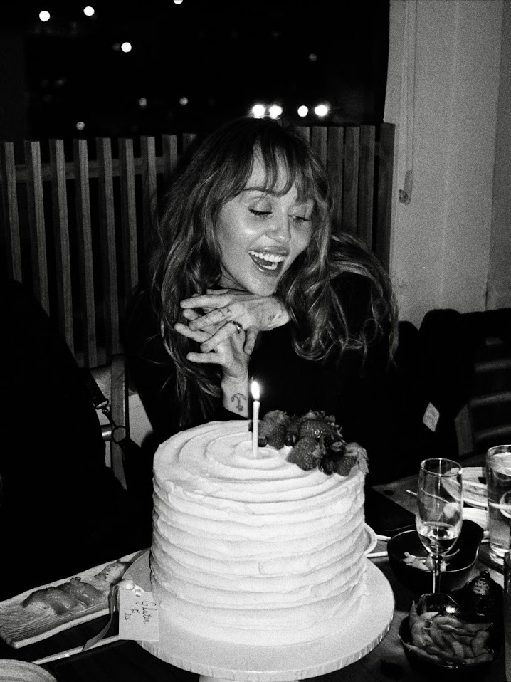 上月23日,Miley慶祝33歲生日時已戴上訂婚戒指。 上月23日,Miley慶祝33歲生日時已戴上訂婚戒指。