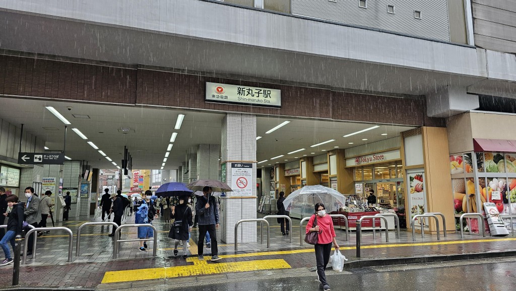 于新丸子车站步行15分钟，就可到达川崎前锋主场。