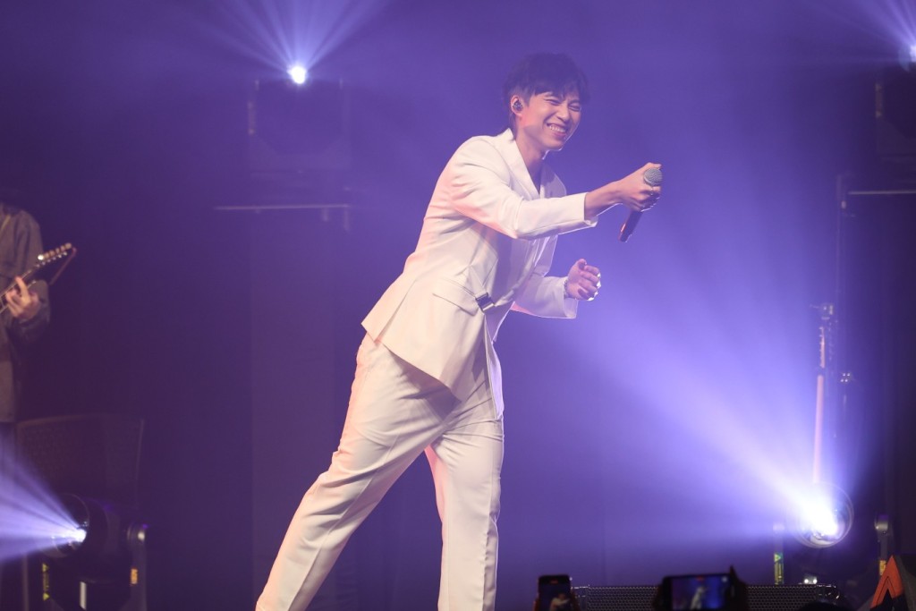吳業坤穿上白色西裝登場，以《百姓》掀序幕，他連唱多首大熱歌曲。