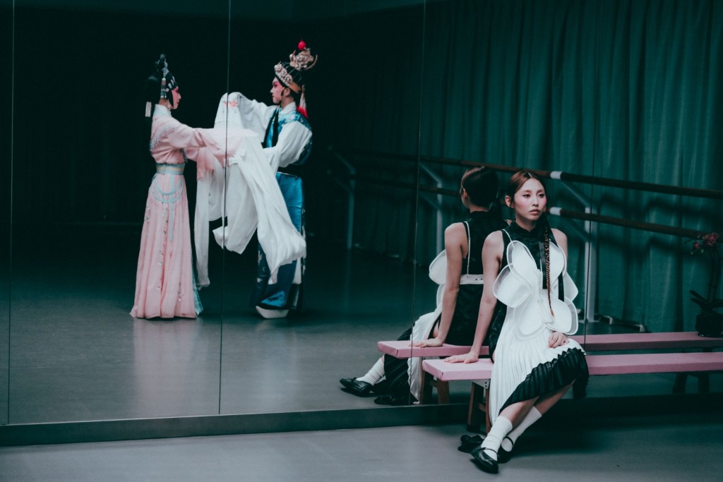 Ivy以古典造型演繹花苦之美。 Ivy以古典造型演繹花苦之美。