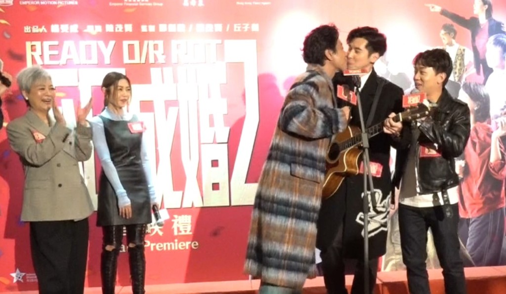 朱栢康向陳家樂獻吻。