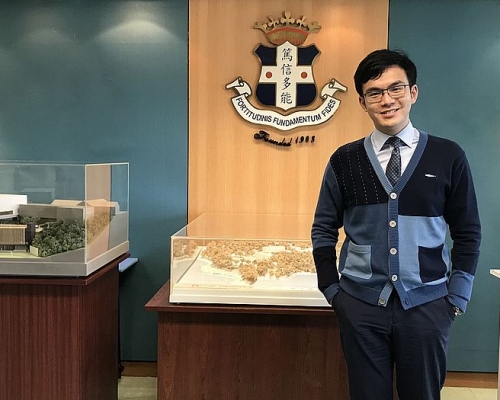 聖士提反書院二○一四年的文憑試狀元譚梓恆，現時已是母校的英文老師。