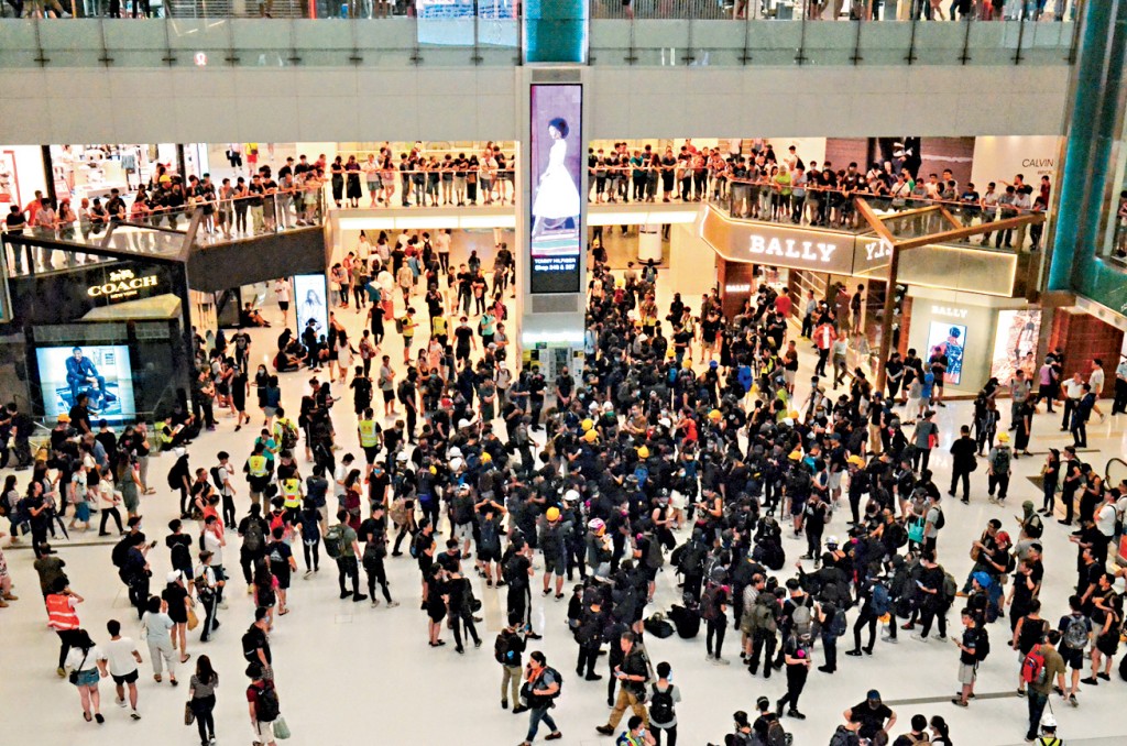 在沙田新城巿廣場暴動中，44歲男警遭兩名被告推倒腳踢，並以雨傘刺戳。