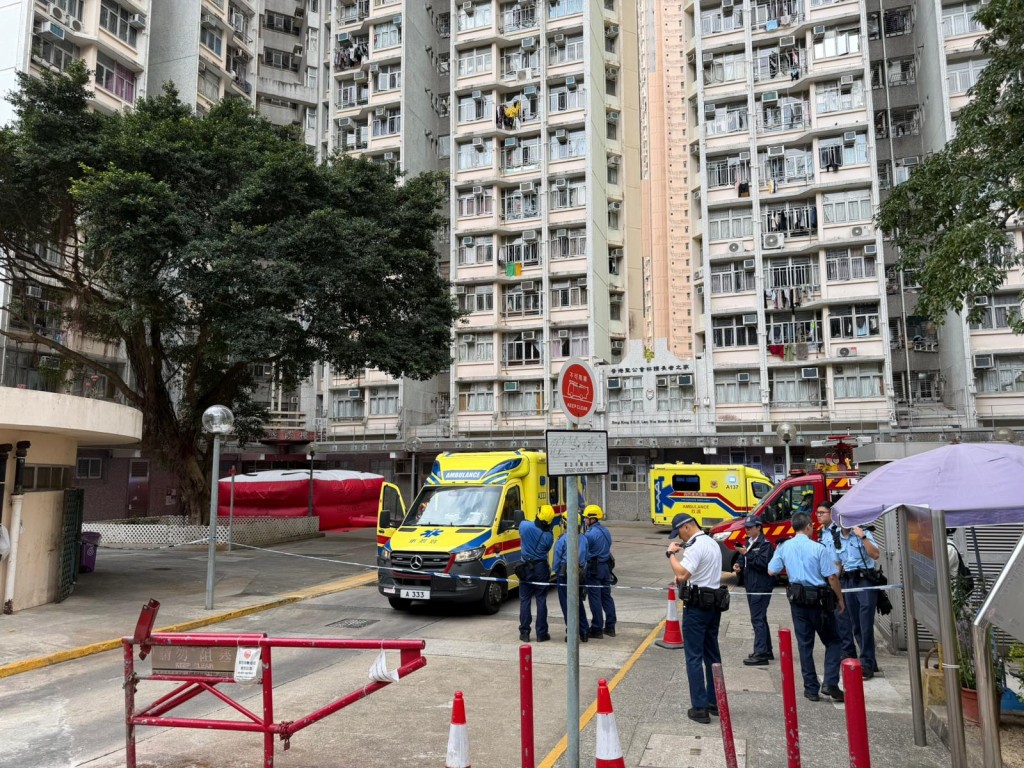 警方接報趕到現場,並派出談判專家進入單位游說。曾志恒攝 警方接報趕到現場,並派出談判專家進入單位游說。曾志恒攝