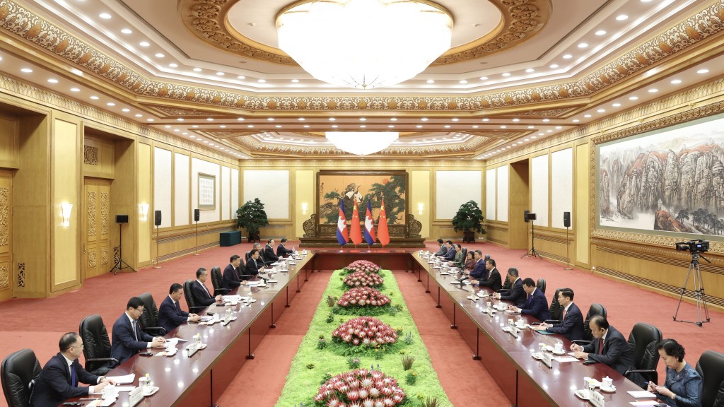 国家主席习近平在北京人民大会堂会见柬埔寨首相洪玛奈。 中新社