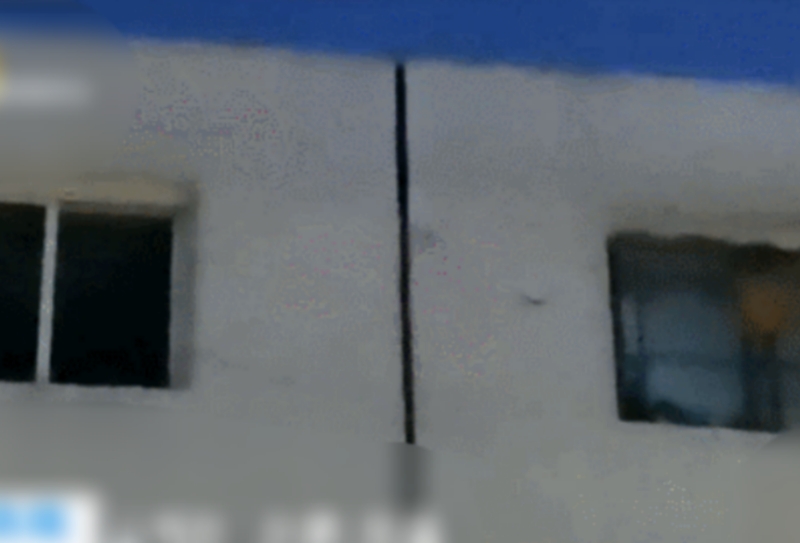 樓房兩單位之間留有10多公分的牆縫。網圖