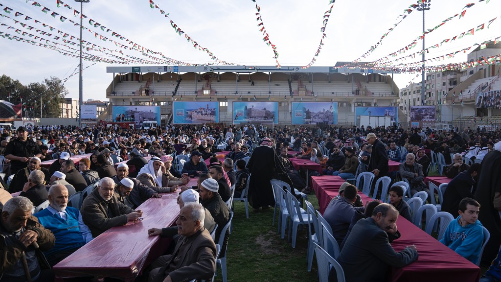 加沙的巴勒斯坦人在慶祝2023年聖城日的活動上，觀看伊朗總統萊希預錄講話。 美聯社