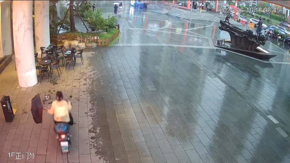 CCTV证明保安只要求移离“电鸡”，没有驱赶宝妈及其孩子避雨。