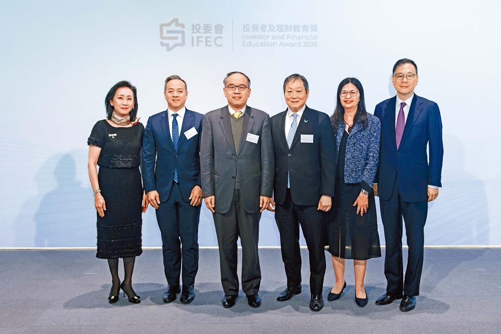 香港特別行政區政府財經事務及庫務局局長許正宇先生（左三）、警務處處長周一鳴先生 （左二）、證監會主席黃天祐博士（右三）、證監會行政總裁梁鳳儀女士（右二）、投委會主席杜淦堃先生（右一）及投委會總經理李婉秋女士（左一）一同出席「投資者及理財教育獎2025」頒獎禮。