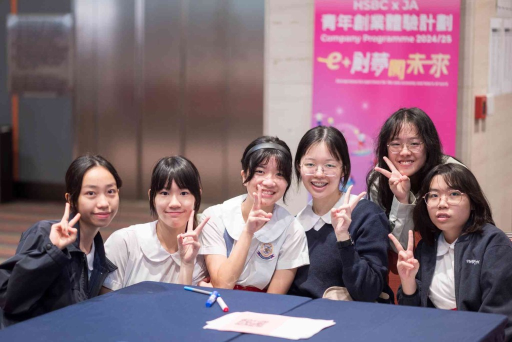 Bernice(左二)現時與其他參與計劃的同學一起創立公司，並就公司成立了不同部門，而Bernice則是公司的行政總裁(CEO)。(滙豐銀行慈善基金提供)