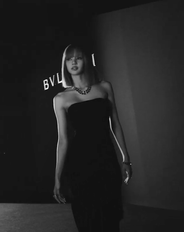 Lisa行路都有貴氣。