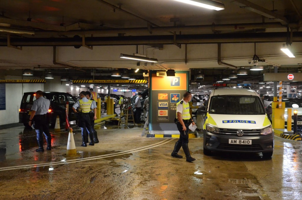 警員接報到場調查。