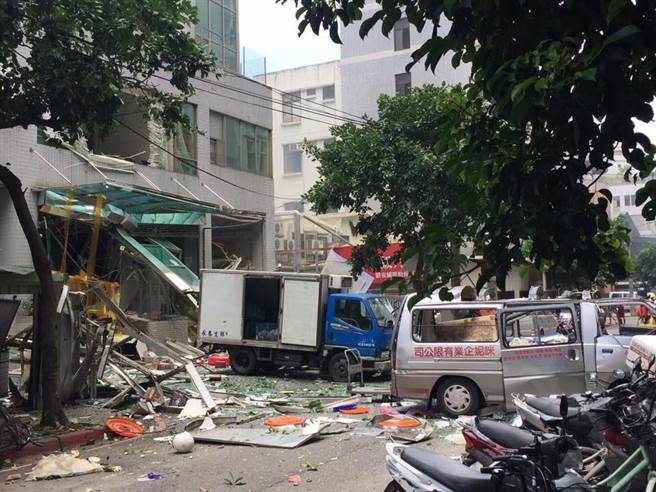 一地瓦礫,連外邊的車輛也遭殃。爆料公社/Vin huang