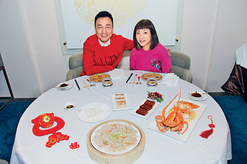 拍拖開餐■兩公婆食賀年菜慶祝情人節，祥仔最愛食籠仔蒸象拔蚌，夾住腸粉一齊食好特式，而且象拔蚌夠脆嫩一啲都唔韌。