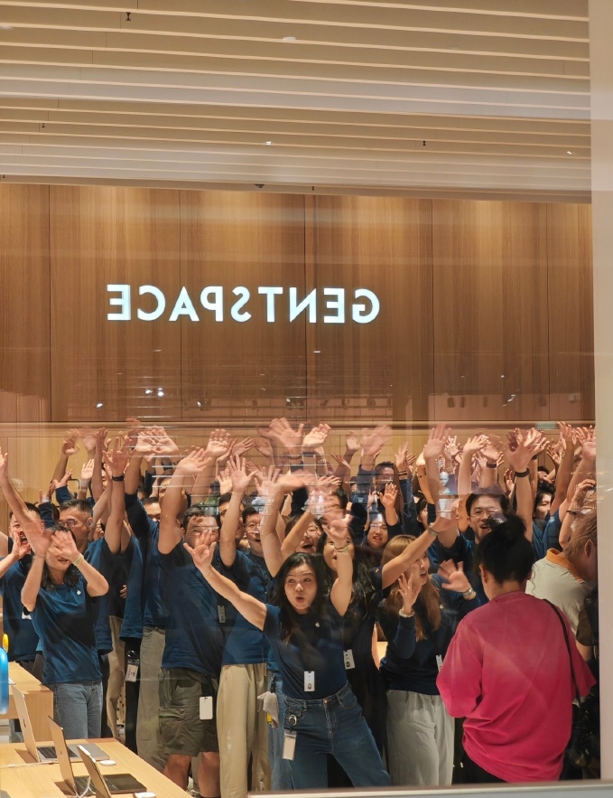 網民分享深圳Apple新店開業情況。