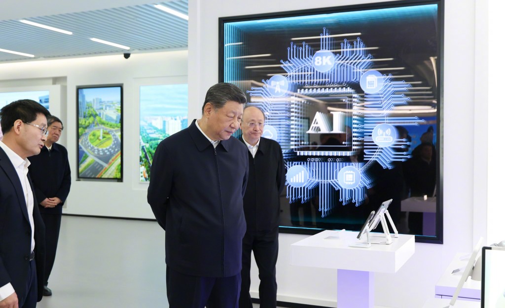 習近平在北京考察科技創新工作。《人民日報》