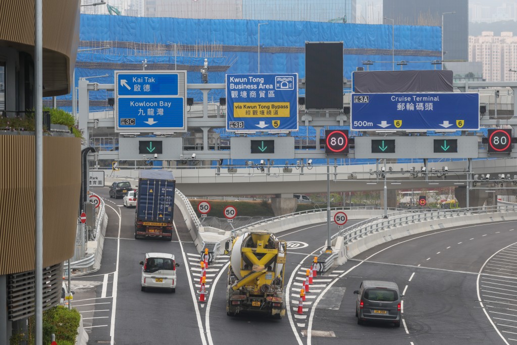 中九龙绕道于周日(21日)正式通车,昨日是首个工作天。 中九龙绕道于周日(21日)正式通车,昨日是首个工作天。