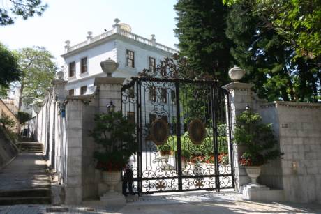 白建时道12号豪宅，业权属甘比。