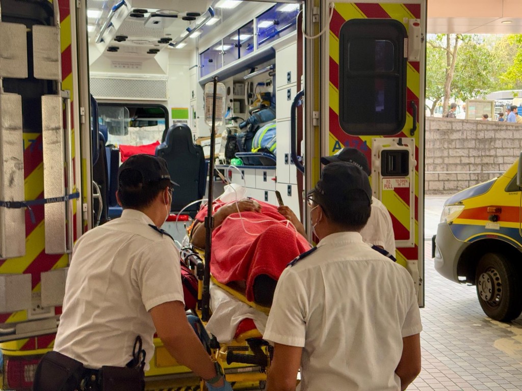 男工人由救護車送往威爾斯親王醫院救治。