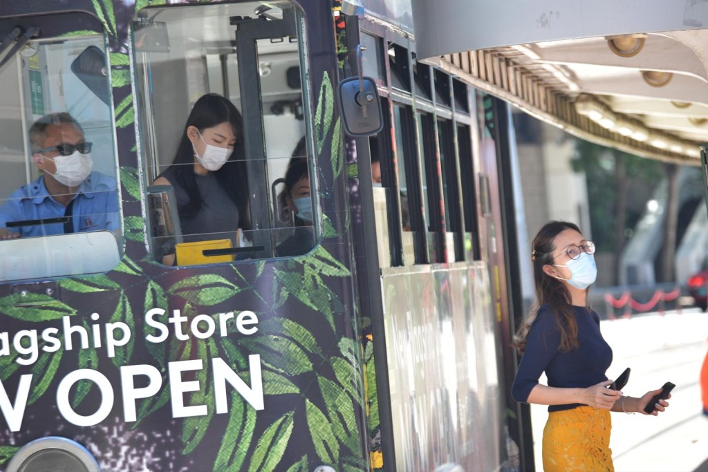 市民乘搭公共交通工具均有戴上口罩。